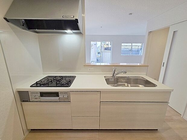 お料理をしながらリビングの家族やゲストとの会話が楽しめるカウンタータイプのキッチン。毎日のお料理を楽しく快適に。