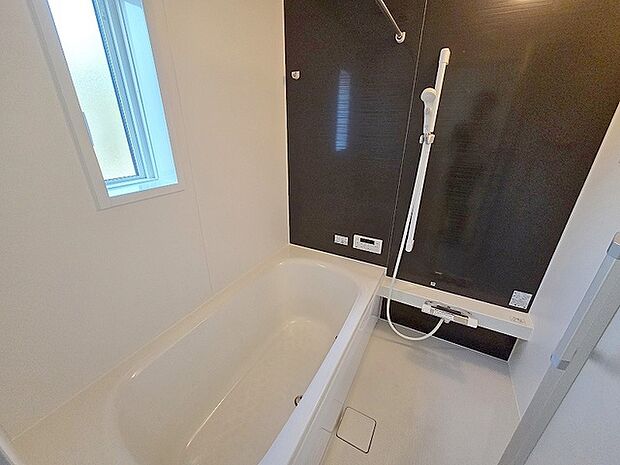 一日の疲れを癒してくれるゆったりとしたバスルームです。