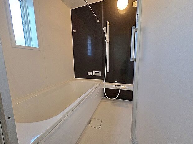 一日の疲れを癒してくれるゆったりとしたバスルームです。 