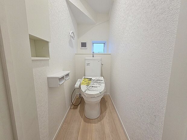 階段下を有効活用したトイレスペース。 便座はもちろんウォシュレット。