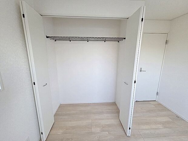 豊富な収納スペースもこの物件の特長の一つ。各所に収納が完備されており、生活をスッキリと整えることができます。