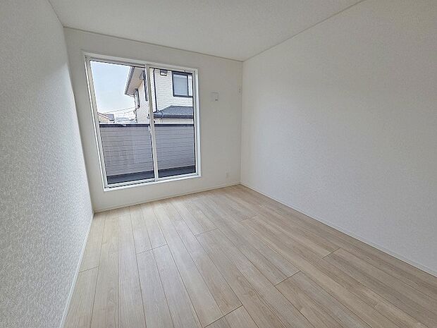 洋室はモダンなデザインと機能性を備え、快適な生活空間に。明るい窓から差し込む自然光が広々とした空間をさらに明るく開放的に感じさせます。