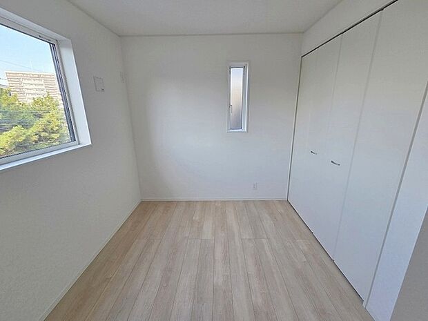 スマートなデザインと賢い収納が生活を快適にします。広々とした雰囲気を演出する工夫が施され、生活空間の魅力を引き出します。