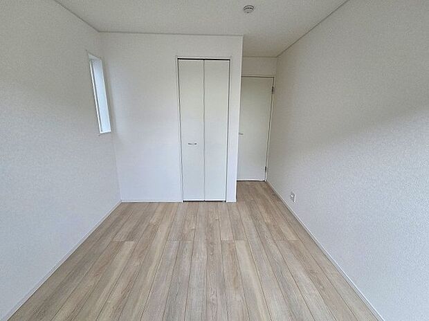 実際に室内をご見学頂くと生活のイメージが広がると思います。家具を置いたイメージや窓からの景色など。周辺で販売に出している物件も一緒にまとめてご見学頂き、比較する事もできます。