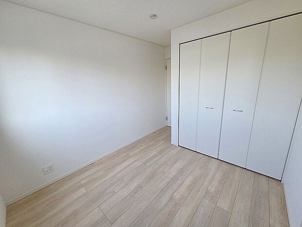 スマートなデザインと賢い収納が生活を快適にします。広々とした雰囲気を演出する工夫が施され、生活空間の魅力を引き出します。  