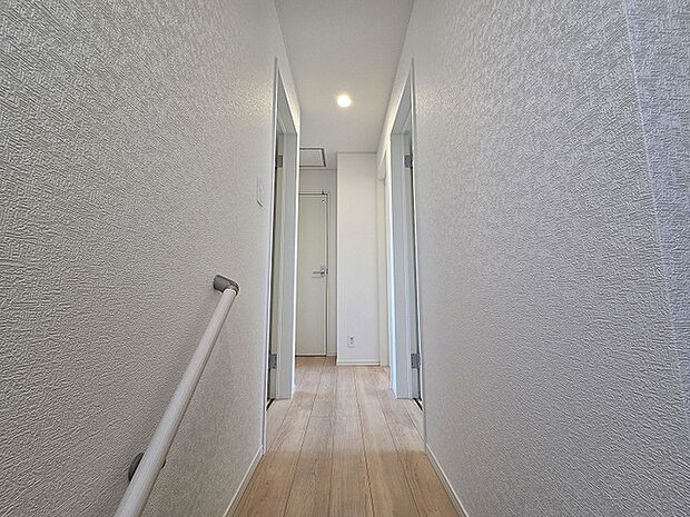 実際に室内をご見学頂くと生活のイメージが広がると思います。家具を置いたイメージや窓からの景色など。周辺で販売に出している物件も一緒にまとめてご見学頂き、比較する事もできます。