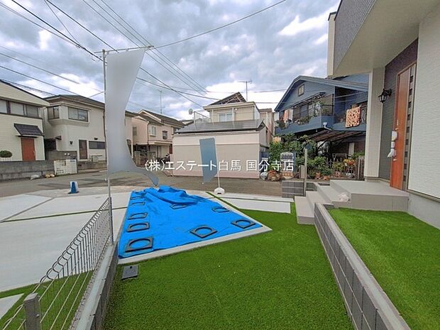 周辺の街並みの中で適度な主張、生活に溶け込むシンプルなデザインの外観が魅力の一戸建です。