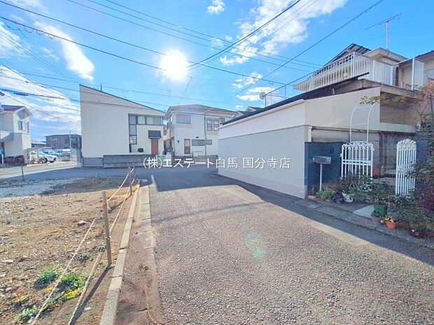 安心して暮らすことのできる住宅街。　住宅地の道路は一般に交通量が少なく車などの騒音が少ないため、住民にとって静かな生活環境が提供されます。 