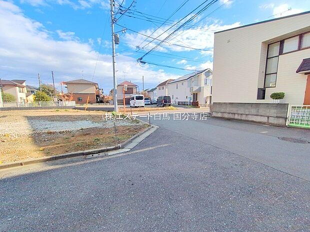 周辺は住宅が建ち並ぶ閑静な住宅街です。