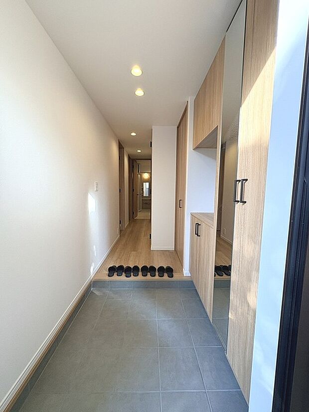 玄関は家の第一印象を左右する重要な場所。ほどよい広さとスタイリッシュな色遣いが印象的です。 