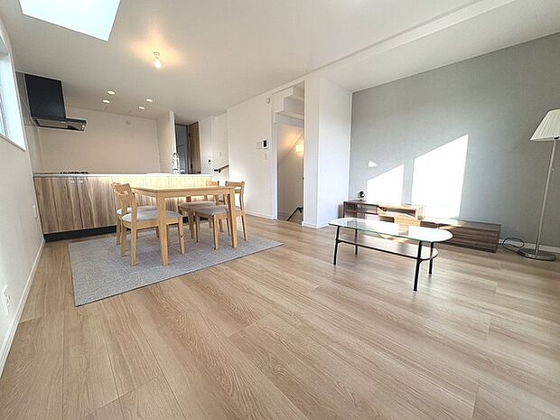 家族が一番集まる場所だから広々としつつも素敵な空間であって欲しい。みんながくつろぐリビングからキッチンまでが一つの空間のように繋がる間取り。 