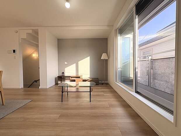 実際に室内をご見学頂くと生活のイメージが広がると思います。家具を置いたイメージや窓からの景色など。周辺で販売に出している物件も一緒にまとめてご見学頂き、比較する事もできます。