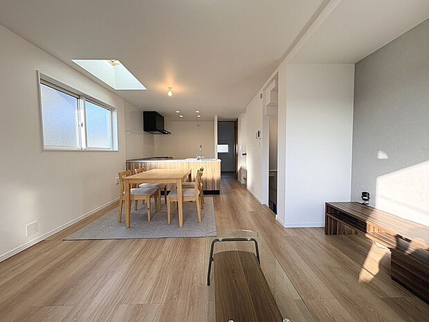 家族の集まるリビングは気持ちの良い自然光が差し込む団欒空間。室内のご見学予約も随時、受付中ですのでお気軽にお問合せください。