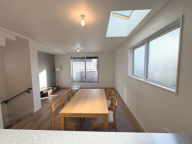 実際に室内をご見学頂くと生活のイメージが広がると思います。家具を置いたイメージや窓からの景色など。周辺で販売に出している物件も一緒にまとめてご見学頂き、比較する事もできます。