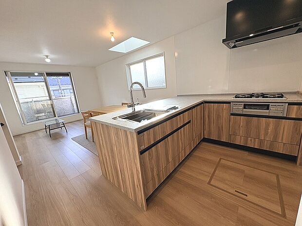 カウンターキッチンならではの開放的な見通し、全体が見渡せることでご家族の団欒スペースもより明るく笑顔が溢れる空間となります。