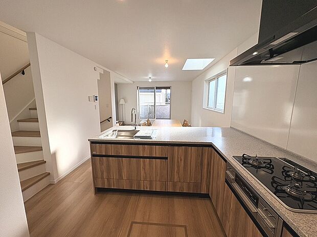 お料理をしながらリビングの家族やゲストとの会話が楽しめるカウンタータイプのキッチン。毎日のお料理を楽しく快適に。