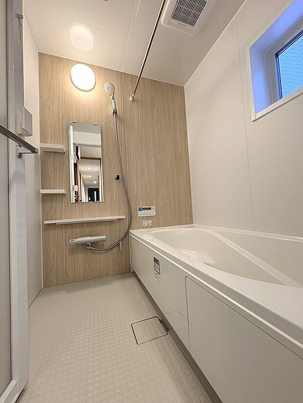 一日の疲れを癒してくれるゆったりとしたバスルームです。