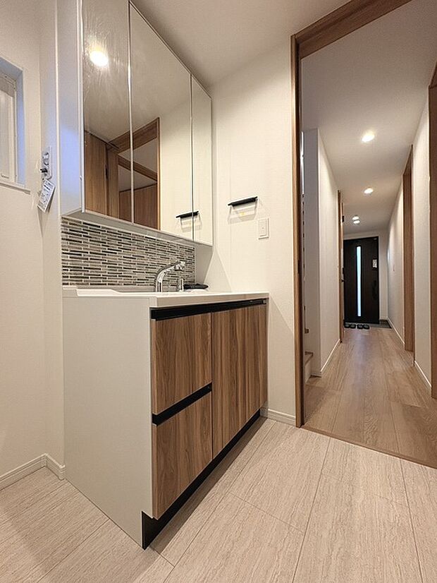 使いやすいタイプの洗面化粧台のあるランドリースペース   