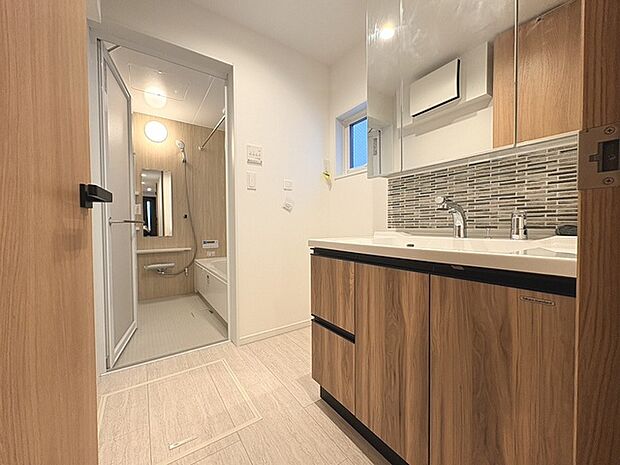 使いやすいタイプの洗面化粧台のあるランドリースペース