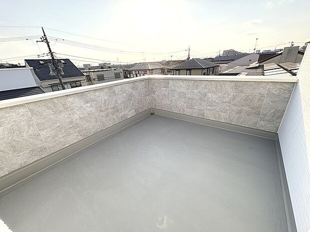 朝のひと時にコーヒーを飲みながら新鮮な空気を吸う、バルコニーでの過ごし方は様々です。自分だけの小さなオアシスとして、日常の喧騒を忘れる場所になるかもしれません。