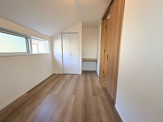 実際に室内をご見学頂くと生活のイメージが広がると思います。家具を置いたイメージや窓からの景色など。周辺で販売に出している物件も一緒にまとめてご見学頂き、比較する事もできます。