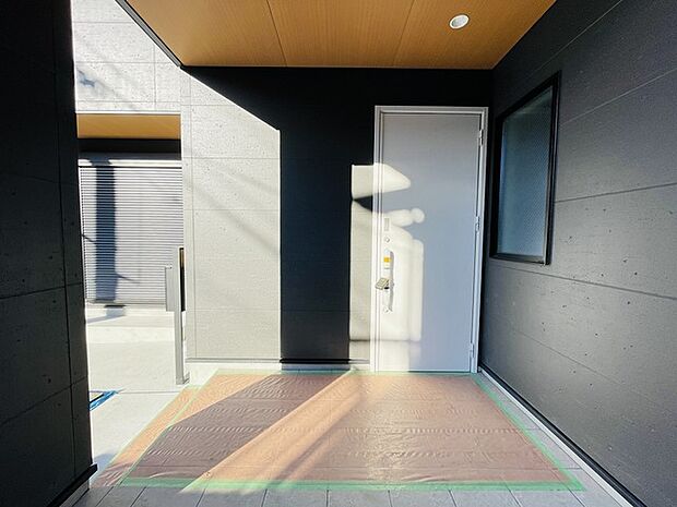 明るく広々とした玄関は、家に入る瞬間から心地よい居心地を感じさせます。シューズインクローゼットも完備して収納もタップリ。 