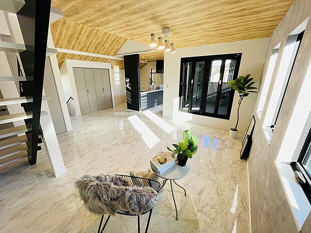 温もりある木目天井が、心地よい安らぎをもたらすリビング空間 