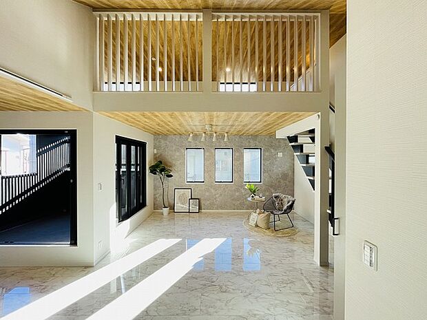 大きな吹き抜けがLKDの開放感をより演出。 