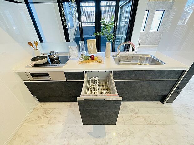 お料理をしながらリビングの家族やゲストとの会話が楽しめるカウンタータイプのキッチン。毎日のお料理を楽しく快適に。 