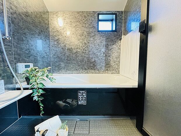 浴室乾燥機の他にも開口部のある浴室スペース。 お風呂上がりの湿気も、窓を開けておくことで改善可能。 お湯につかりながら、ちょっとした露天気分？ 