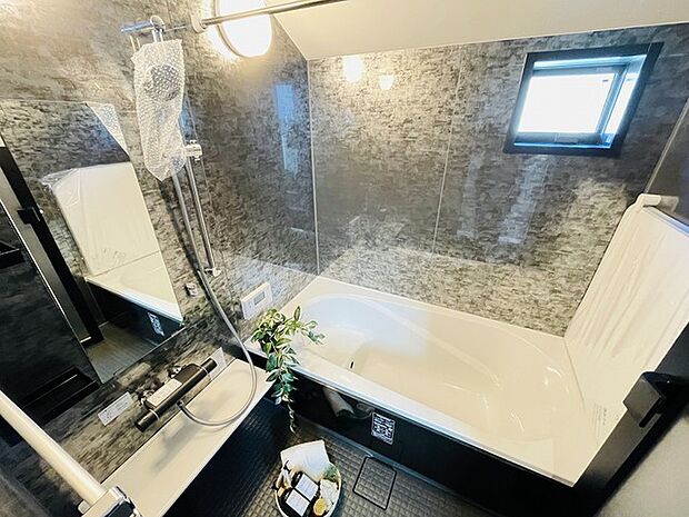 ゆったりと入浴の出来る1600×1600サイズ。 洗い場スペースも約1帖、一人でゆったりとご入浴や、お子様達との賑やかなご入浴も対応可能 