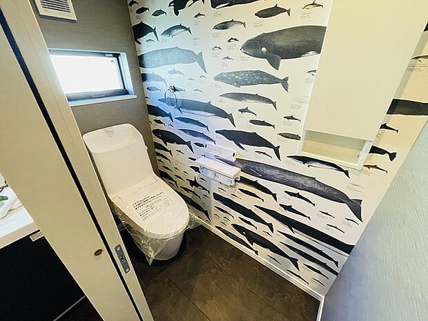 1帖程のトイレスペース。 ちょっとした収納を設置する事も可能です。 また、オリジナリティの高いクロスが面白さをプラス。 