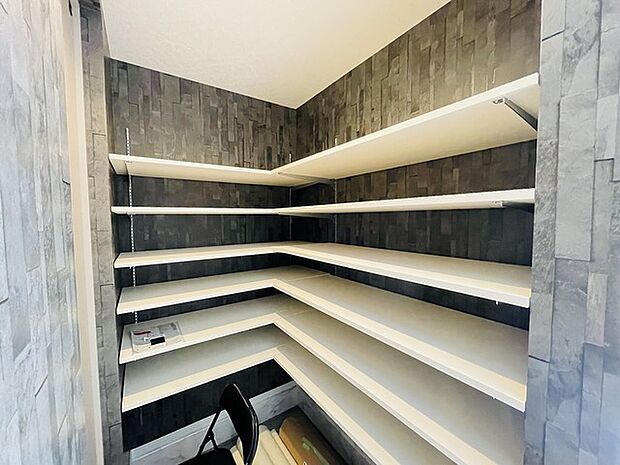 靴が沢山ある方には嬉しいシューズクローク。ベビーカーやゴルフバッグなども置けそうなスペースに 