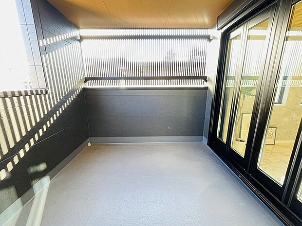 LDKにある屋根付きのインナーバルコニー。 急な天候不良でもお洗濯物が濡れない空間、奥様を助ける嬉しい設計