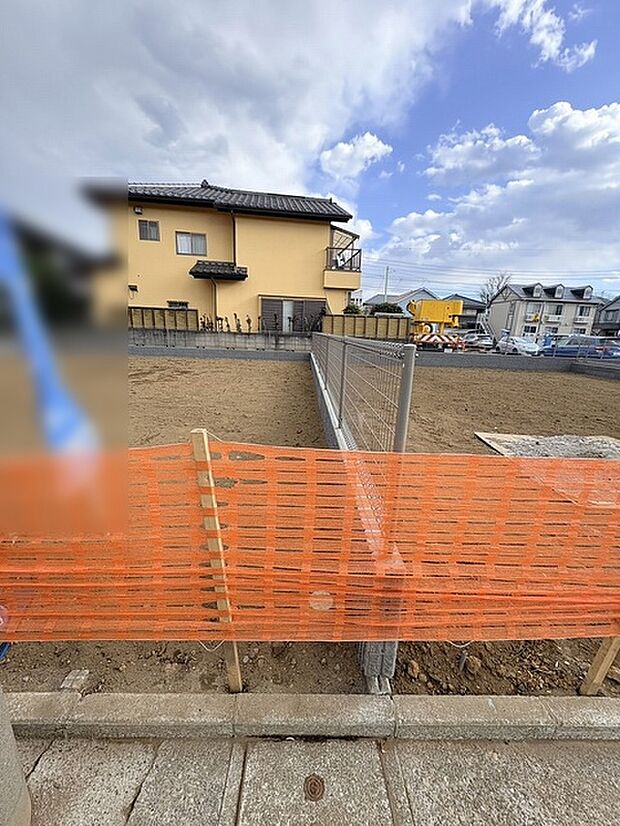 現地ご見学の際、スタッフが様々なご質問に対応いたします、周辺環境、前面道路、建築可能な建物について、ぜひご相談ください。