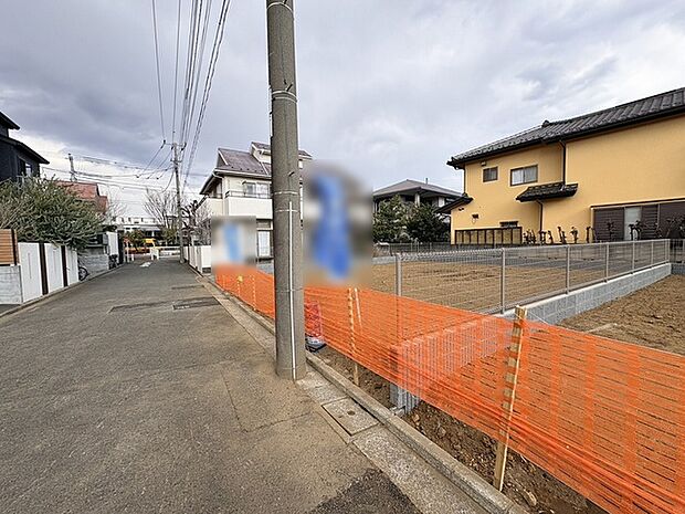 安心して暮らすことのできる住宅街。 住宅地の道路は一般に交通量が少なく車などの騒音が少ないため、住民にとって静かな生活環境が提供されます。