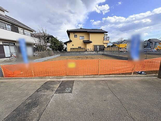 現地ご見学の際、スタッフが様々なご質問に対応いたします、周辺環境、前面道路、建築可能な建物について、ぜひご相談ください。