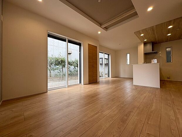 家族の集まるリビングは気持ちの良い自然光が差し込む団欒空間。室内のご見学予約も随時、受付中ですのでお気軽にお問合せください。 