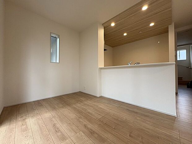 家族が食事するダイニングスペースをキッチンから見渡せる設計に。お料理をしながら家族とのコミュニケーションが増えそうな予感。