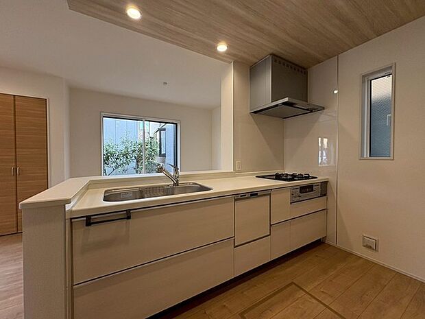 毎日の家事をサポートしてくれる食洗器も標準に装備。ちょっと嬉しい設備です 