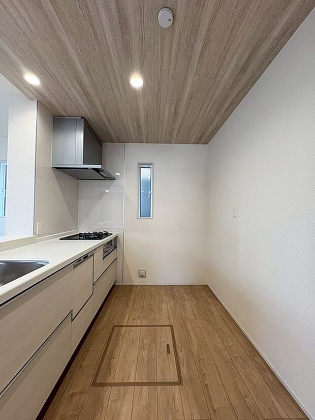 天井のアクセントクロスがお洒落な雰囲気のキッチンスペース