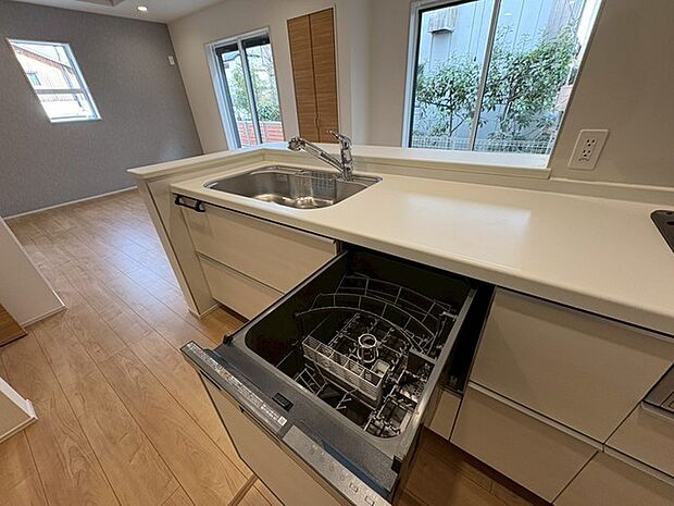毎日の家事をサポートしてくれる食洗器も標準に装備。ちょっと嬉しい設備です 