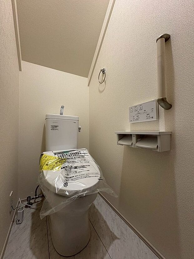 トイレにはウォシュレット機能を標準装備。 