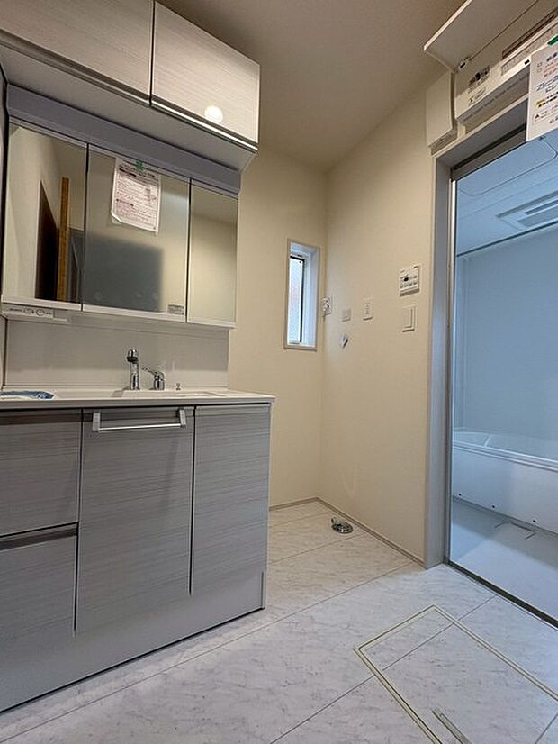 使いやすいタイプの洗面化粧台のあるランドリースペース 