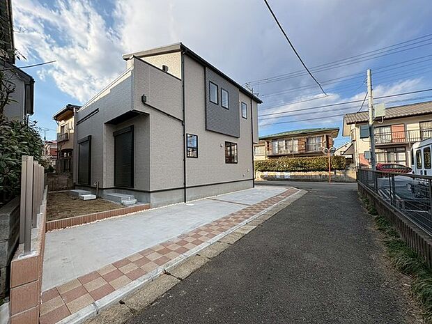 周辺は住宅が建ち並ぶ閑静な住宅街です。