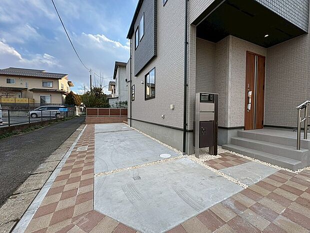 カースペース2台と広々とした敷地