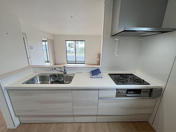 お料理をしながらリビングの家族やゲストとの会話が楽しめるカウンタータイプのキッチン。毎日のお料理を楽しく快適に。 