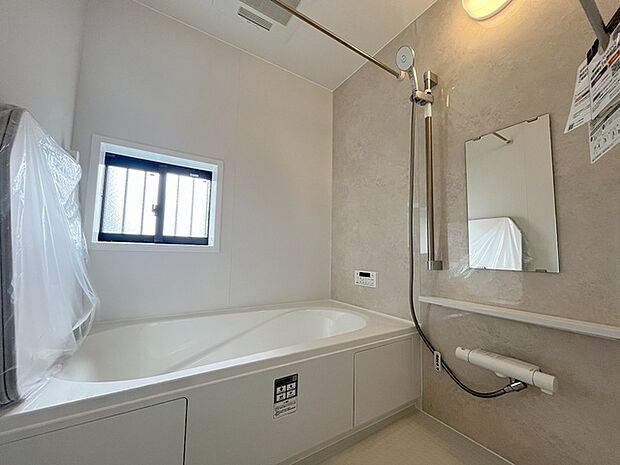 一日の疲れを癒してくれるゆったりとしたバスルームです。 