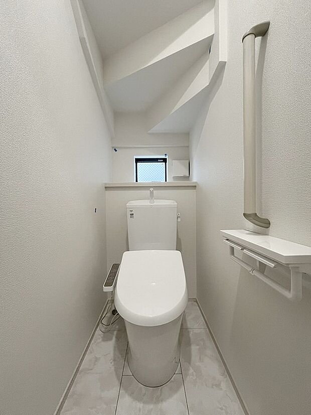階段下を有効活用したトイレスペース。 便座はもちろんウォシュレット。  