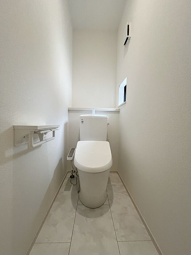トイレにはウォシュレット機能を標準装備。 